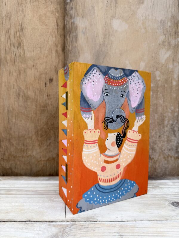 La ragazza  e l’elefante